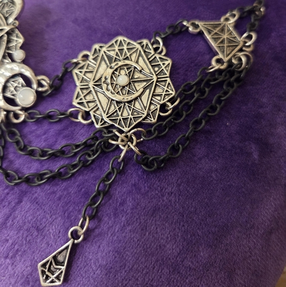 🖤 Witchy Chandelier Neclace - Picture 3 of 4